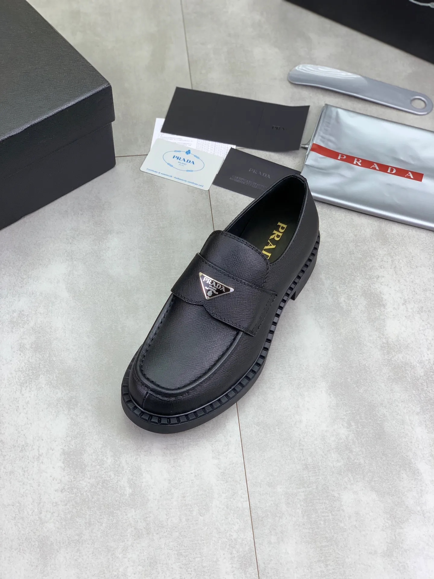 Factory price P800 💰Original quality, top version🔱 ＰＲＡＤＡPrada. Men's business casual leather shoes, top quality cow leather. 1:1 shipment ⬆️Luxurious and noble, all made of imported original first-layer fine suede cowhide, just to create a more comfortable wearing experience. Upper: original comfortable open-edge bead-rubbed calfskin ➕Top imported water-dyed full cow lining, original high-end lightweight and comfortable TPU combination bottom ✔️Code number: 39-44 (38 45 Can be customized)